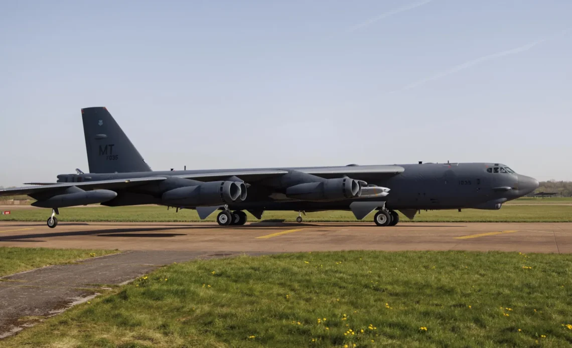 Fatal Accidente de Bombardero B-52 en California Cobra Ocho Vidas