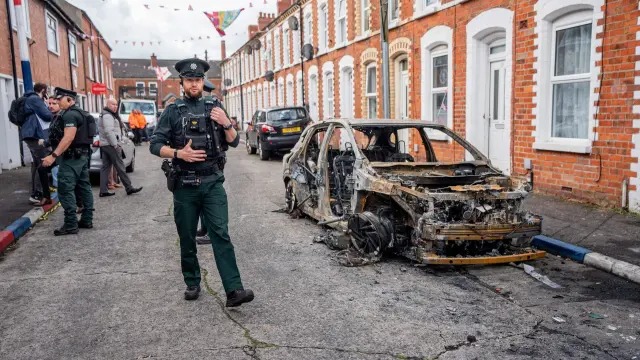Disturbios en Irlanda del Norte: Doce Agentes Heridos y Dieciséis Detenidos