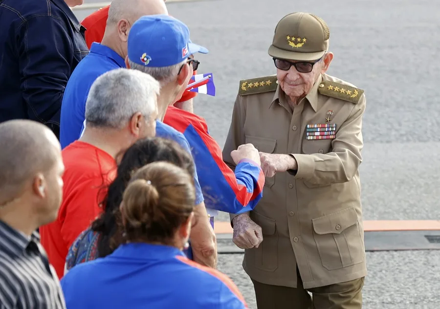 Raúl Castro Cumple 95 Años en Medio de una Profunda Crisis Cubana y Tensiones con EE.UU.