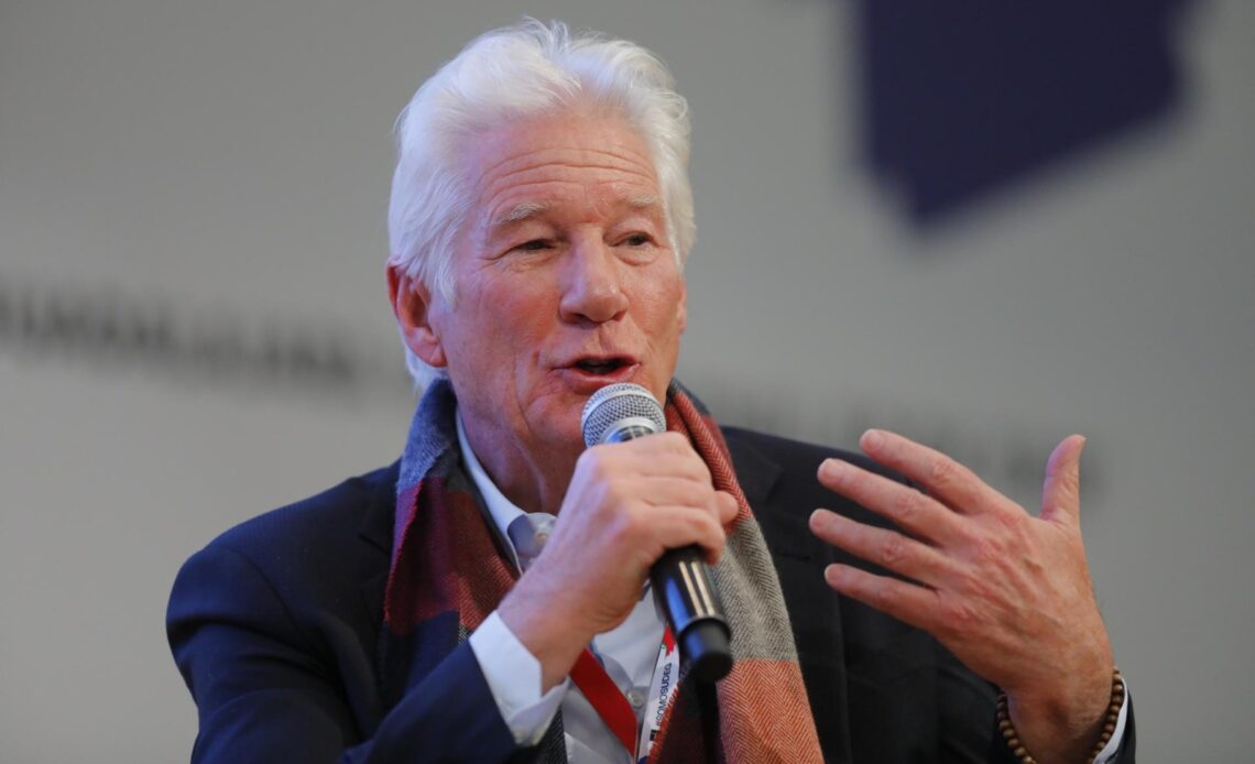 Richard Gere Critica Duramente a Donald Trump por Socavar los Valores Fundamentales de EE. UU.