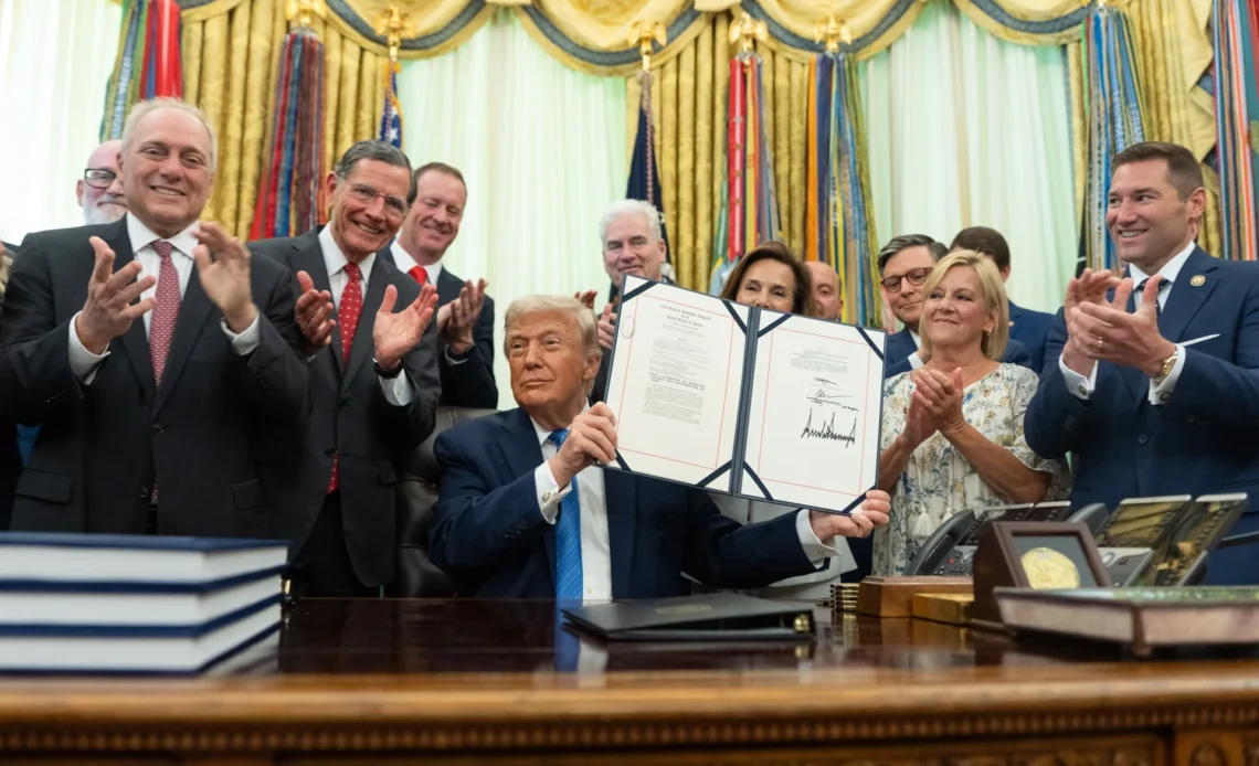 Trump Sanciona Ley de Inmigración con Inversión de USNULL Mil Millones Hasta 2029