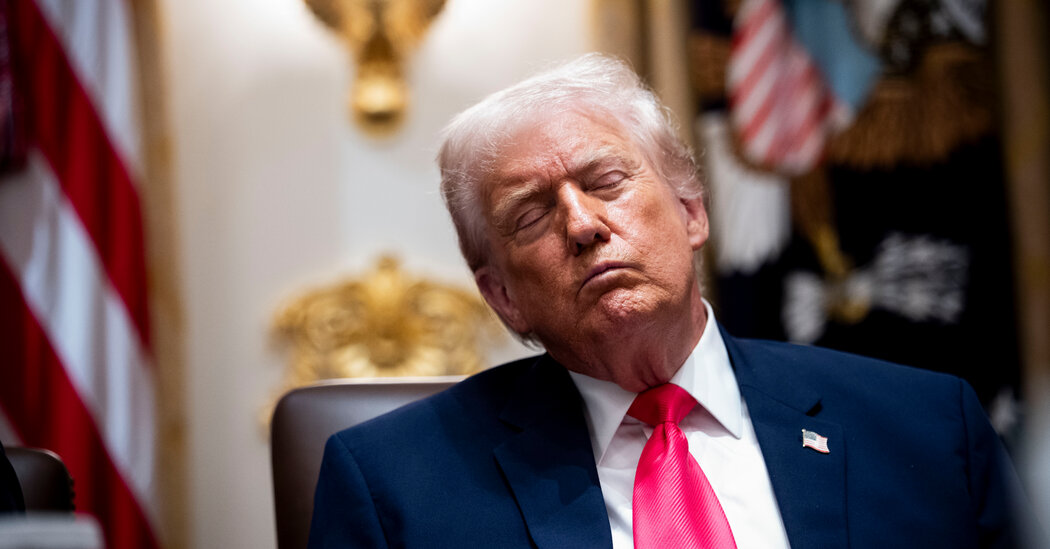 Donald Trump es captado aparentemente dormido en evento oficial, generando reacciones en línea