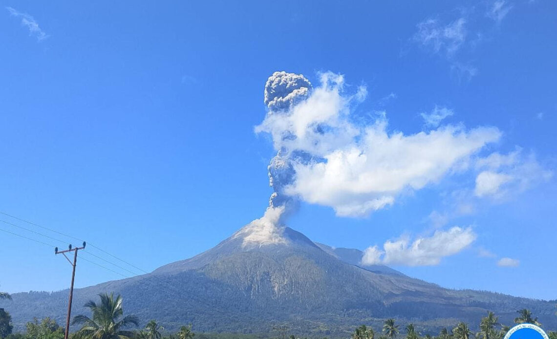 Cierre de aeropuerto en Indonesia tras erupción del volcán Lewotobi Laki-Laki