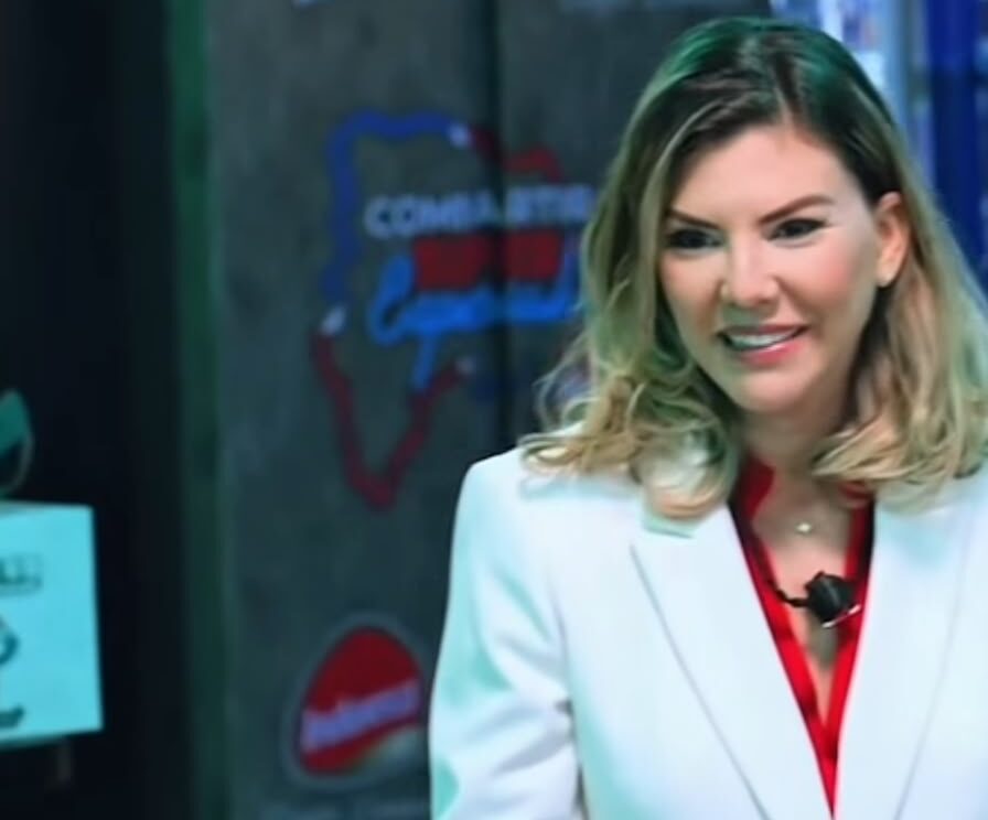 Laura de la Nuez Imparte Clases de Etiqueta y Protocolo en ''Planeta Alofoke''