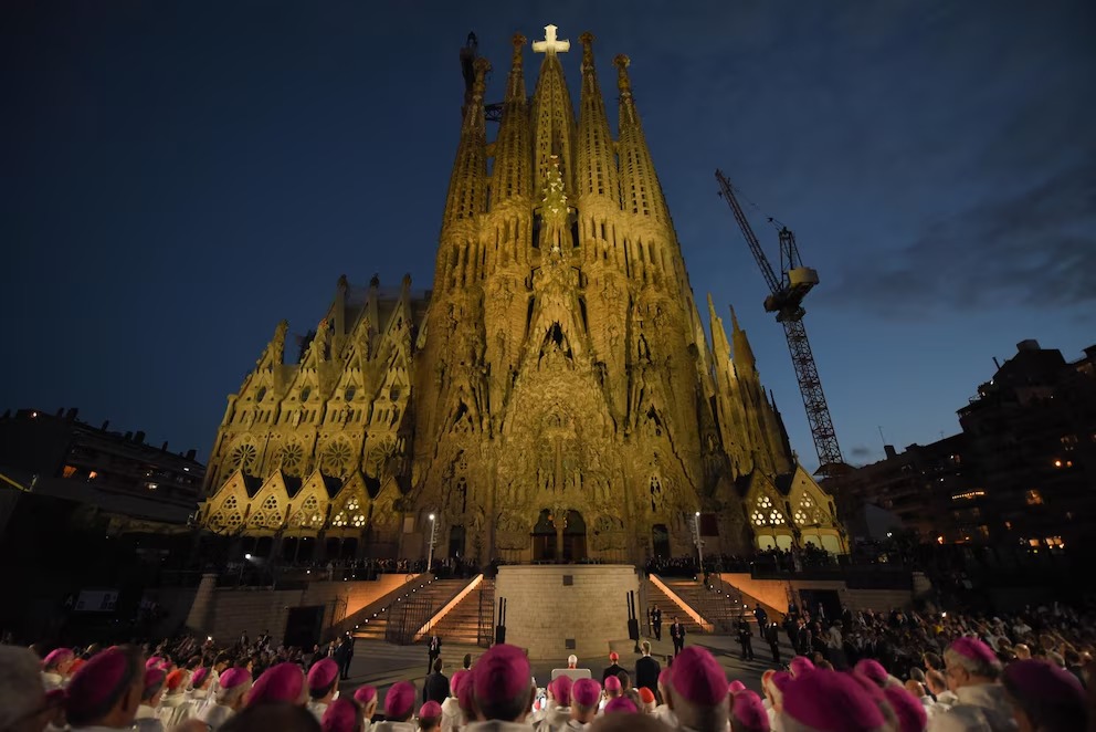 El Papa León XIV Bendice la Torre de Jesús de la Sagrada Familia en Conmemoración del Centenario de Gaudí
