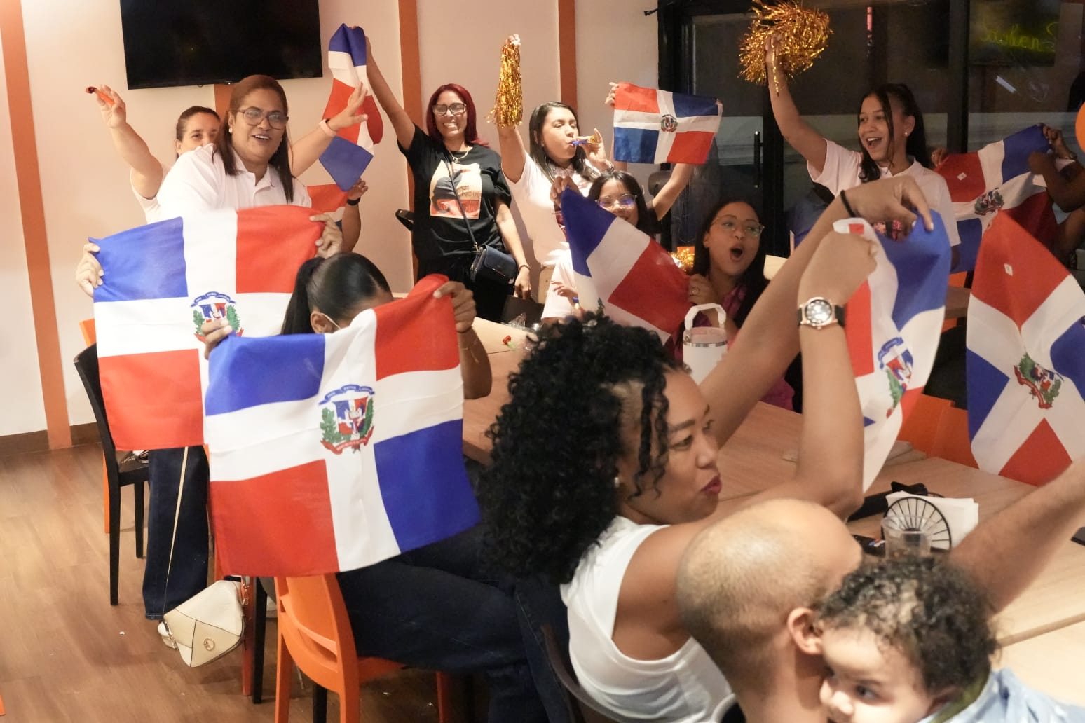 La familia de Celinee Santos Experimenta la Emoción de la Final de La Casa de los Famosos con Banderas y Lágrimas