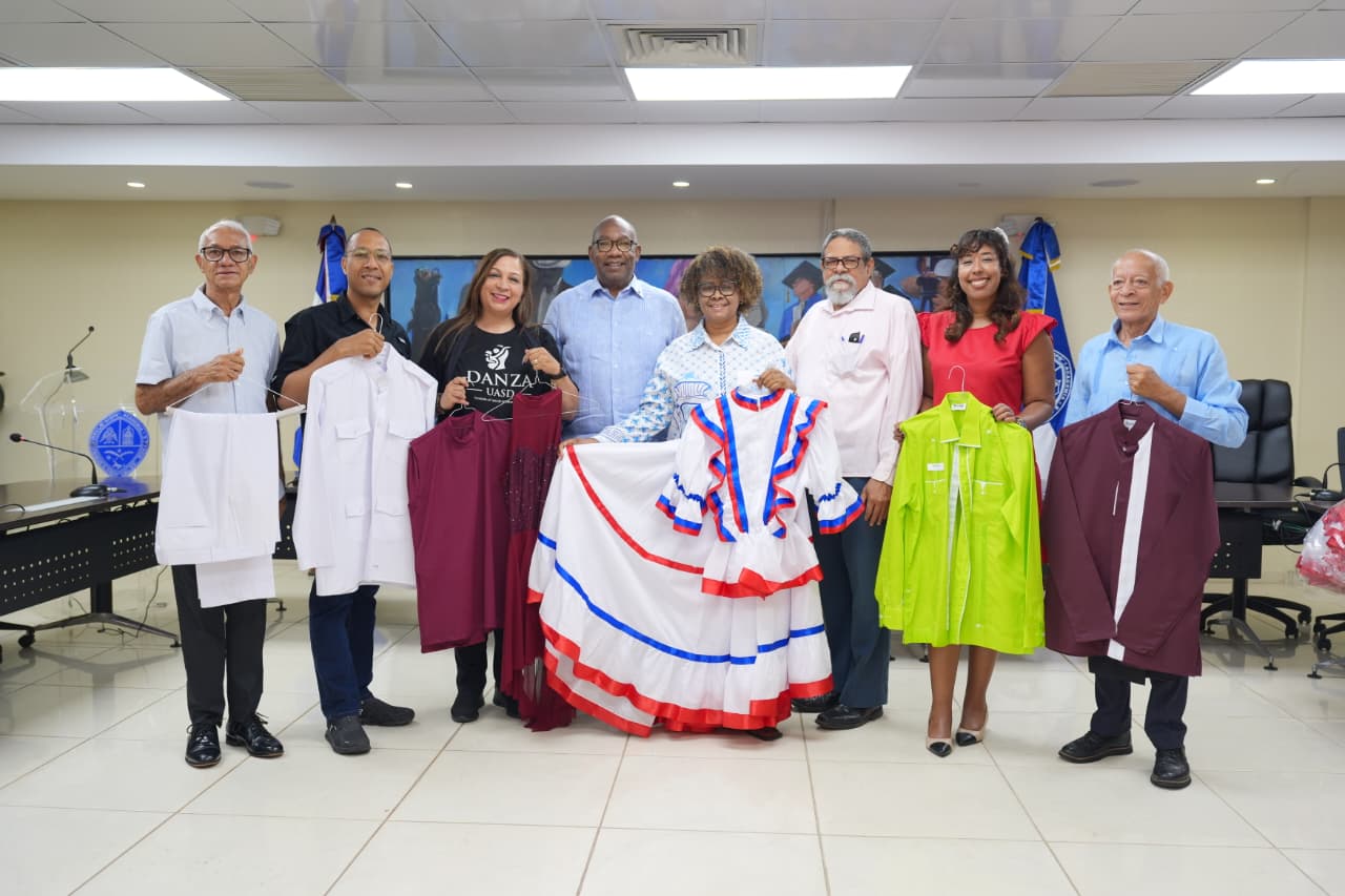 Grupos Culturales Reciben Insumos Antes de la Gala ''Profesor del Año'' en el Teatro Nacional