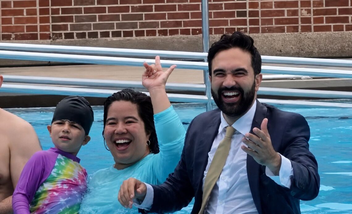 El alcalde Mamdani retoma una icónica tradición de Nueva York al zambullirse vestido en una piscina pública