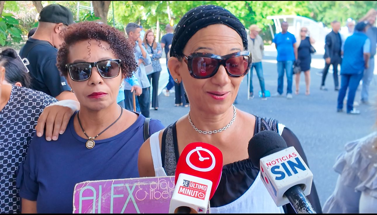 Despedida multitudinaria a Alex Bueno en el Teatro Nacional