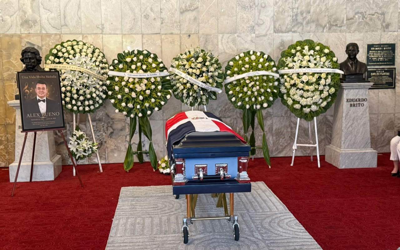 Funeral de Alex Bueno Comienza con un Homenaje Musical en Piano en el Teatro Nacional