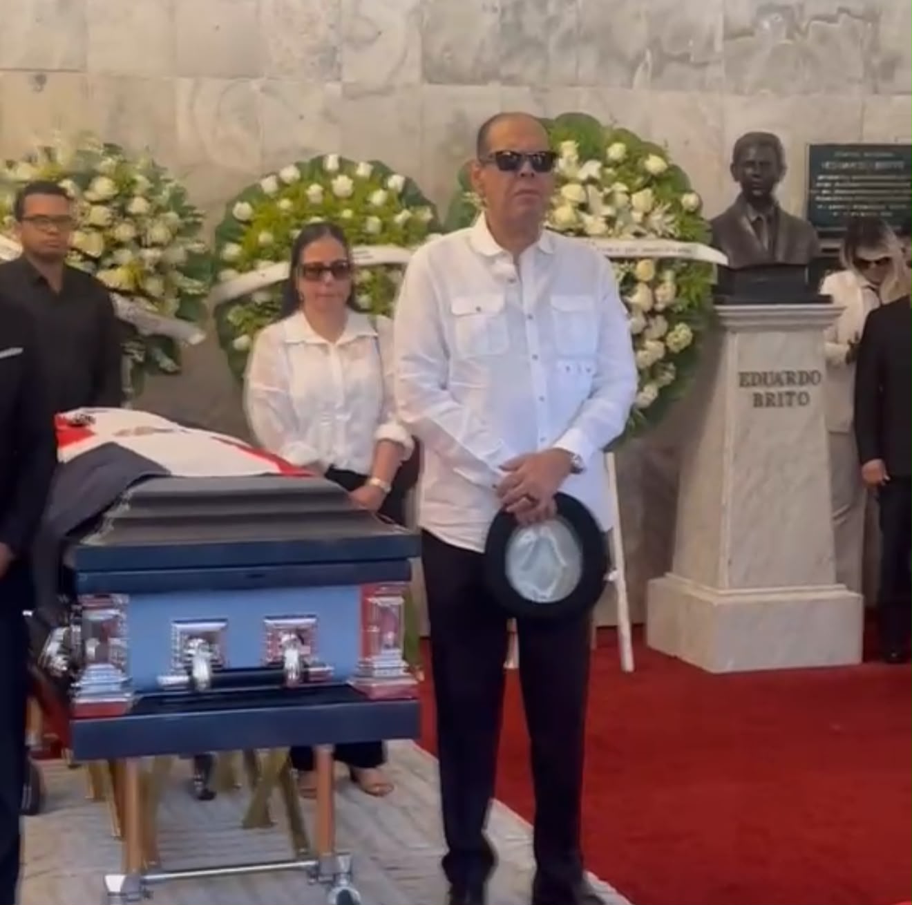 Fernando Villalona Asiste al Funeral de Alex Bueno Evidentemente Conmovido