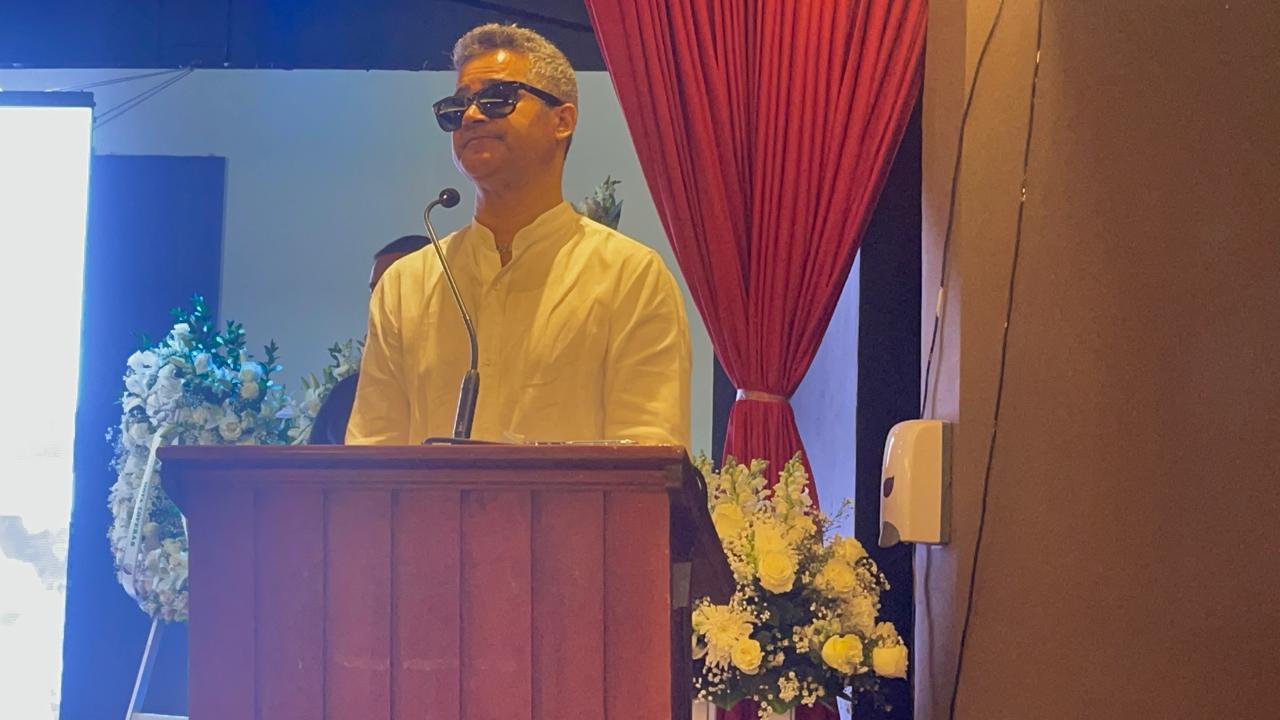 Carlos David Emocionado en Despedida de Alex Bueno: ''La Música Pierde a un Gigante de la Humildad''