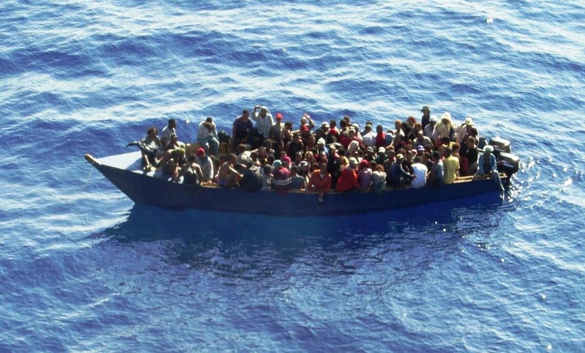 Guardia Costera de EE. UU. Repatria a 32 Dominicanos Tras Interceptar Embarcación con 40 Migrantes Cerca de Puerto Rico