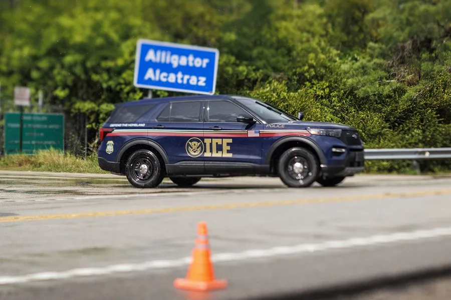 Florida mantendrá la detención de migrantes en ''Alligator Alcatraz'' a pesar de los traslados por huracanes
