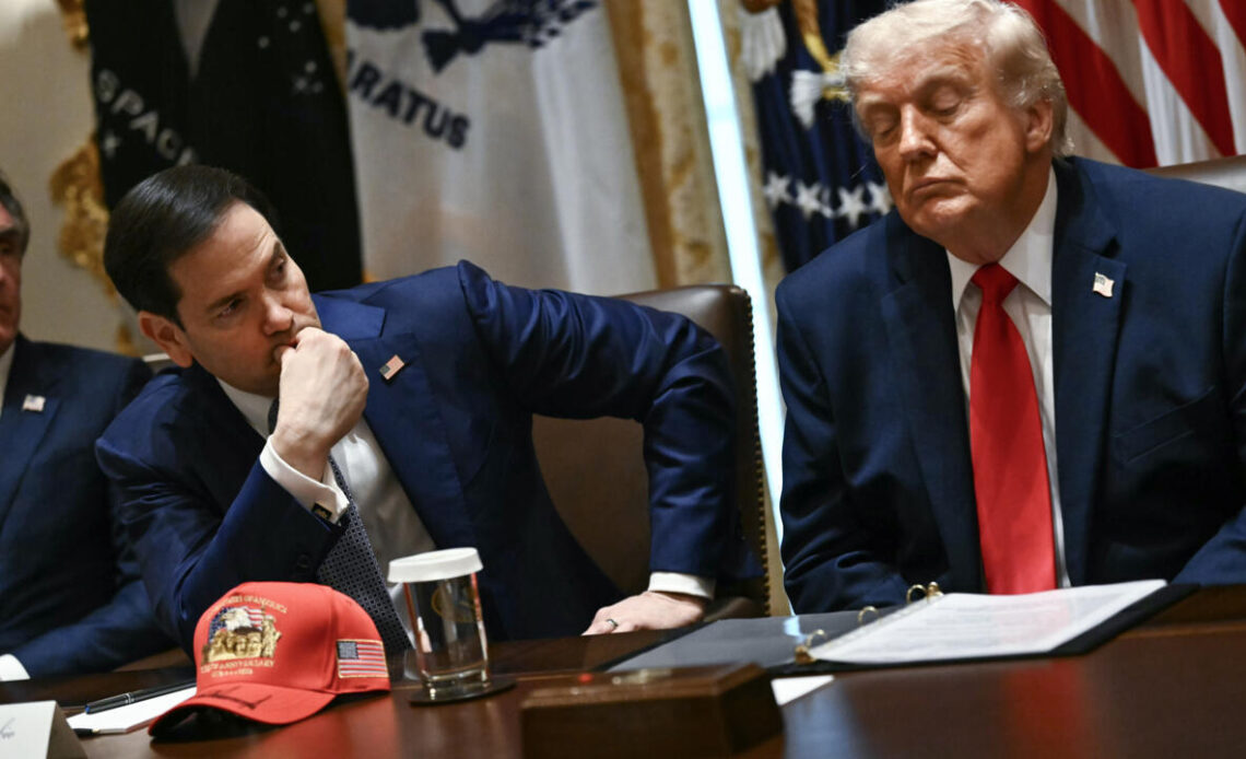 Congresista Cuestiona a Marco Rubio con Videos de Trump Durmiendo