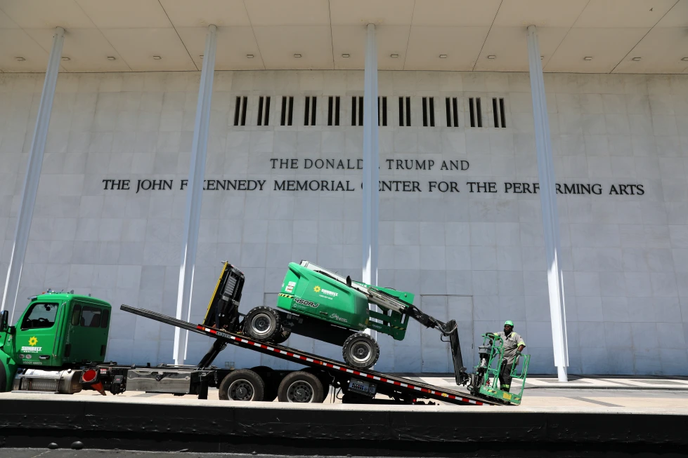 Juez federal ordena la eliminación del nombre de Trump del Kennedy Center