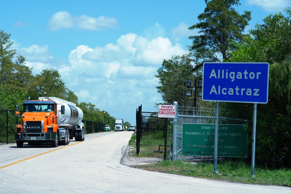 Traslado de Inmigrantes en Centro de Detención de Florida por Temporada Ciclónica
