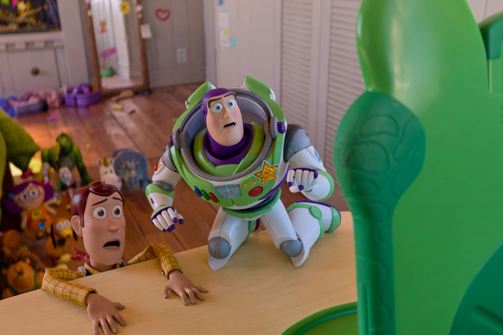 “Toy Story 5” Mantiene el Liderazgo en Taquilla Superando a “Supergirl”