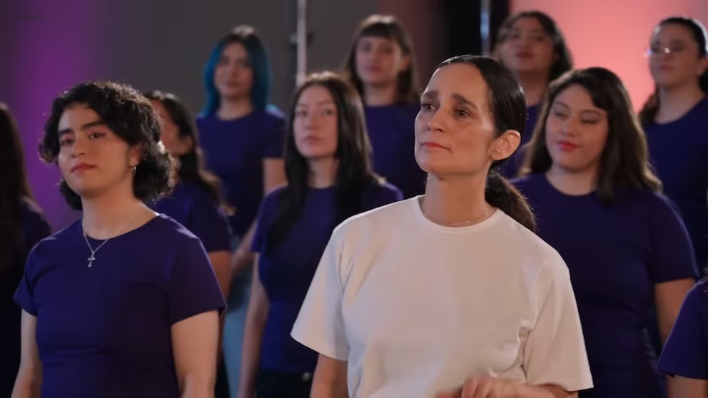 Julieta Venegas Deshabilita Comentarios Tras Fuerte Rechazo a su Nueva Canción “La Niña Futbolista”