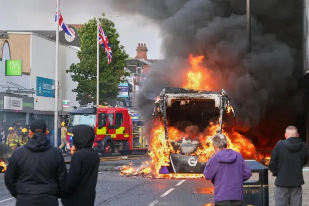 Belfast experimenta disturbios antiinmigración tras apuñalamiento; autoridades acusan a la ultraderecha de incitación