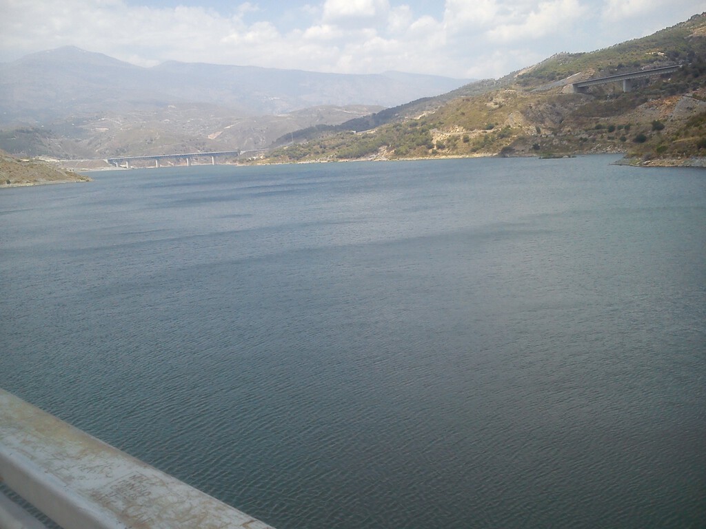 Contradicción Hídrica en Granada: Presa Desembalsa Miles de Litros al Mar Mientras Cultivos Cercanos Sufren por Agua Salobre