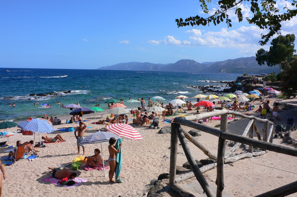 Prohibición de Sombrillas en Playa de Cerdeña para Edades entre 10 y 65 Años por Seguridad Ambiental