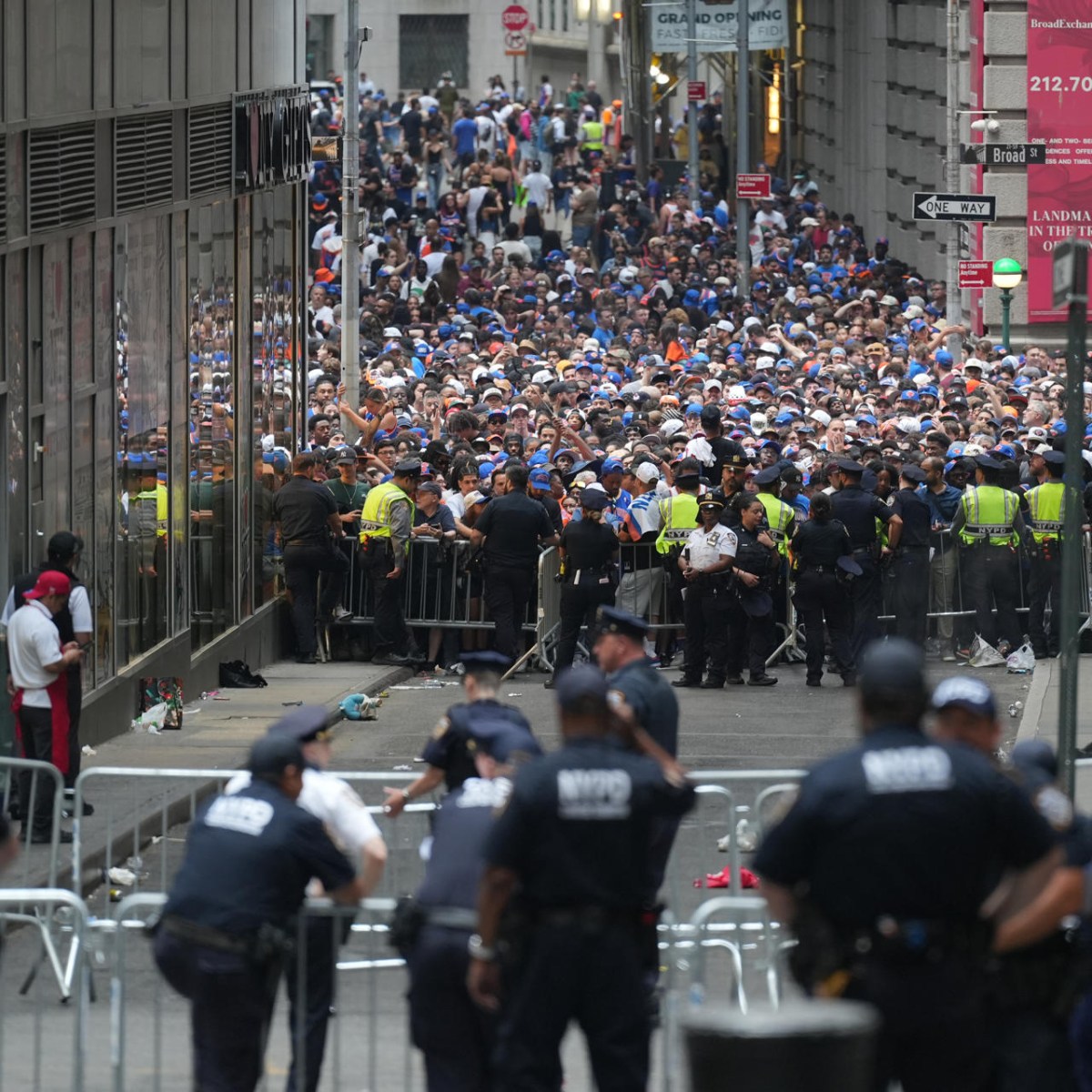 Manhattan se Viste de Naranja y Azul para el Desfile de los Knicks tras su Victoria en la NBA
