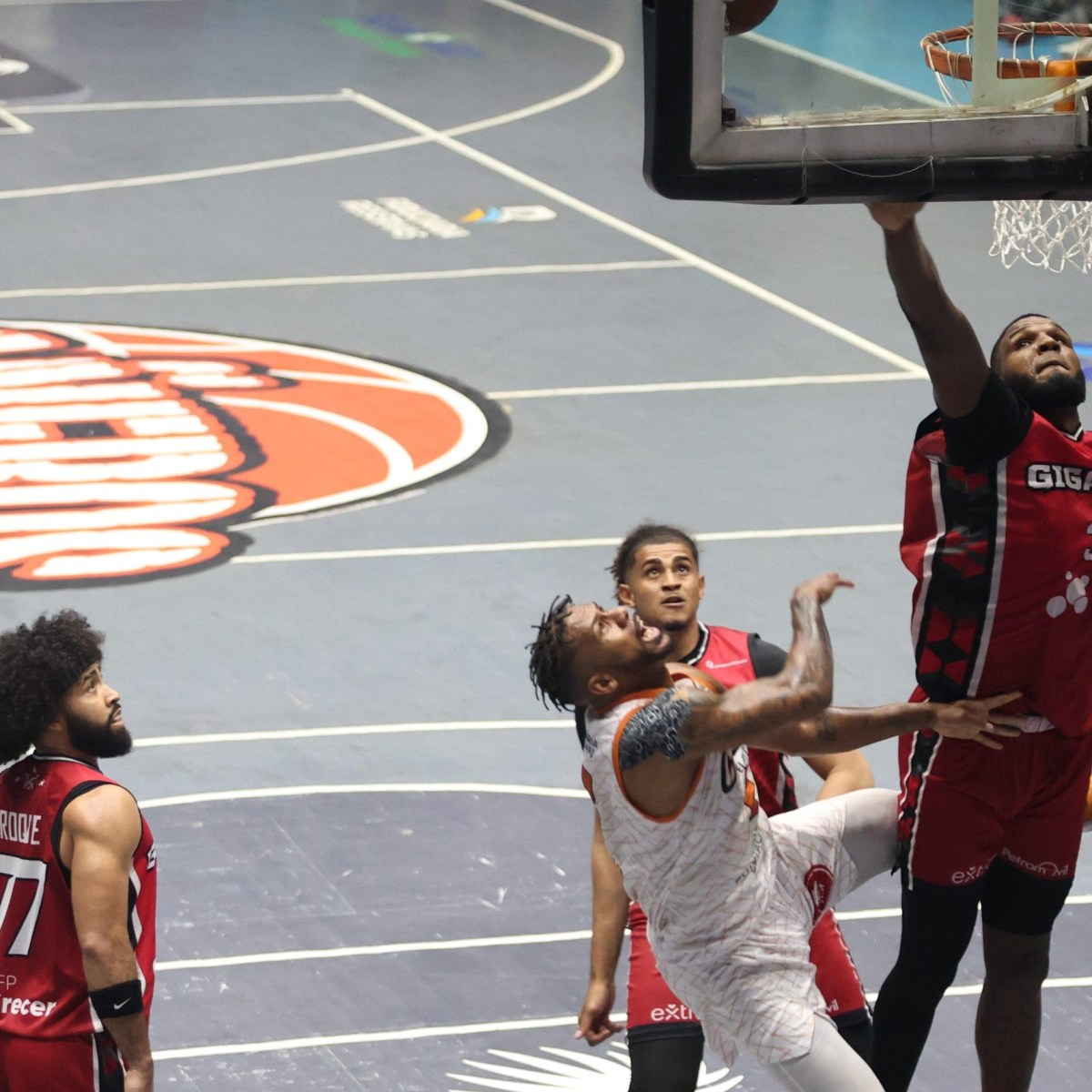 Gigantes Aseguran Pase a Semifinales de la LNB Tras Victoria Sobre Cañeros, Destacando Actuaciones de Fitzgerald y Ferreiras