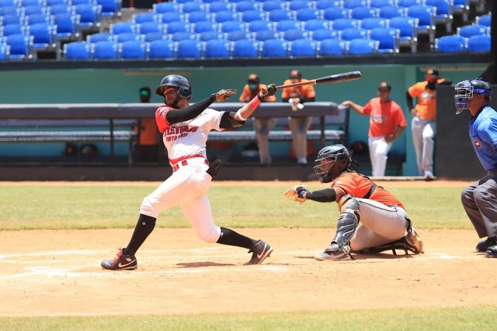 Atléticos de Puerto Plata Dominan a Mangueros de Baní en Pretemporada de Béisbol Veraniego