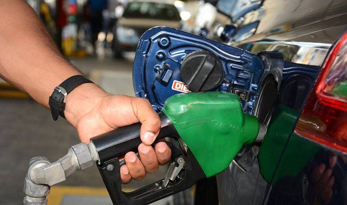 Gobierno Anuncia Congelación de Precios de Combustibles por Tres Meses Tras Ajuste Inicial