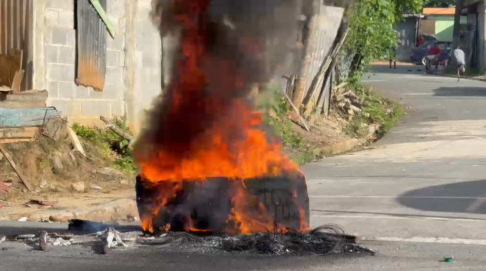 Incrementan las protestas ciudadanas por prolongados cortes de electricidad en Sabana Grande de Boyá