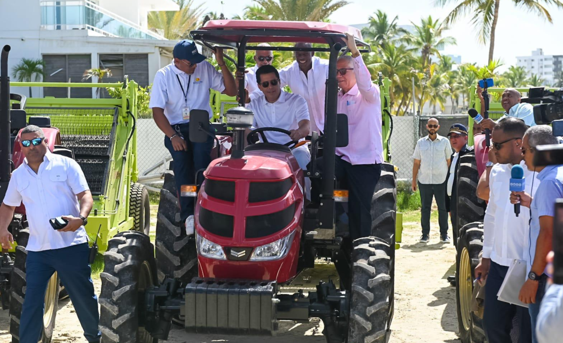 Turismo invierte RDNULL millones en equipos de recolección de residuos para 42 municipios