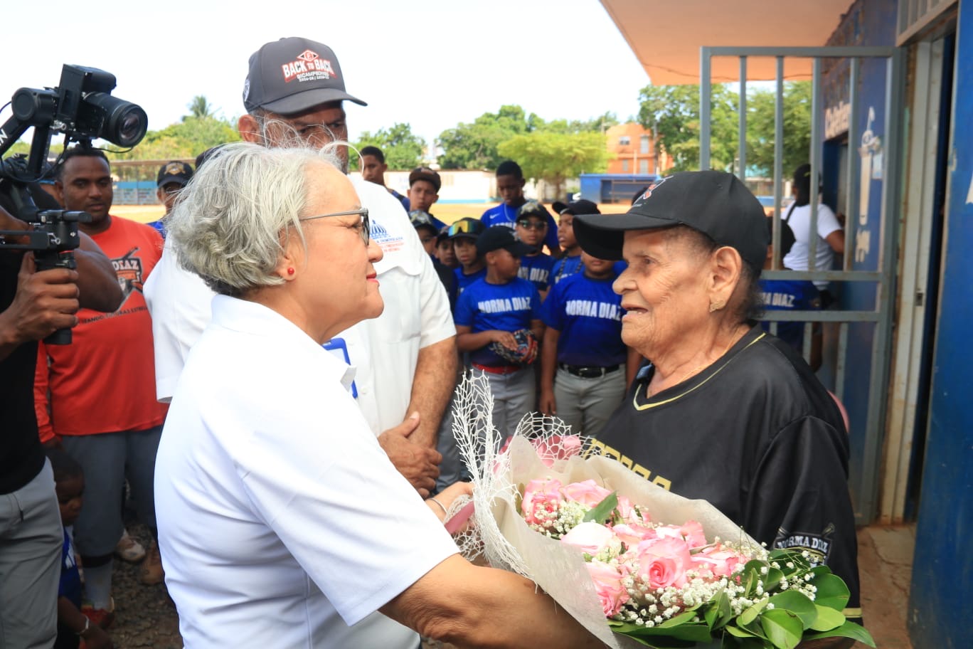 Comisionado de Béisbol Honra a Norma Díaz en Celebración del Día de las Madres