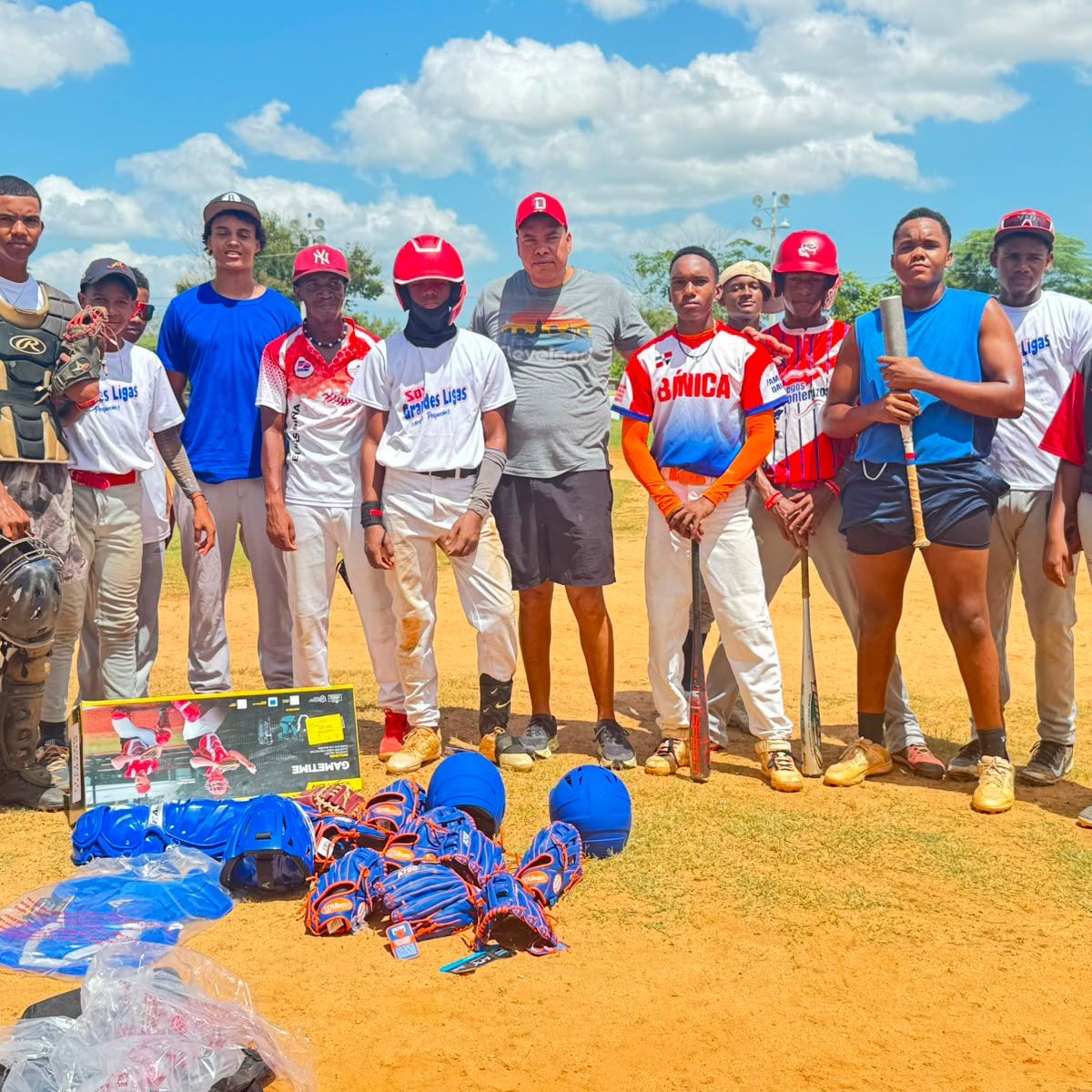 Fundación Hermanos Gómez Beneficia a Jóvenes Beisbolistas en Bánica con Donación de Equipamiento