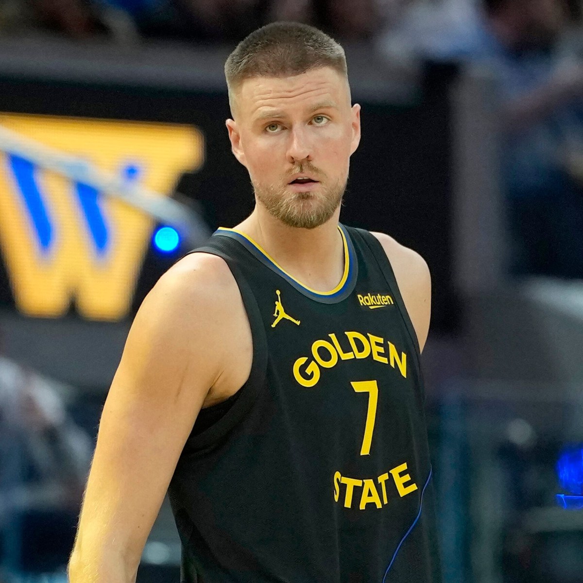 Kristaps Porzingis Extiende su Contrato con los Golden State Warriors por Dos Temporadas
