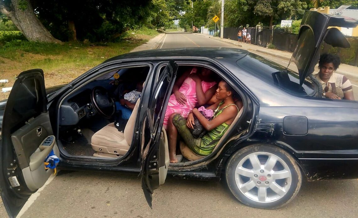 Conductor Evade a las Autoridades Tras Trasladar Ilegalmente a 14 Migrantes Haitianos en Guayubín