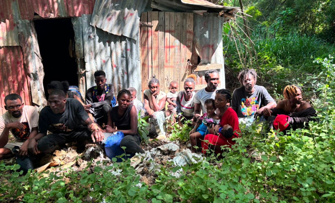 Intervenidos 15 indocumentados haitianos en una edificación de acopio clandestina