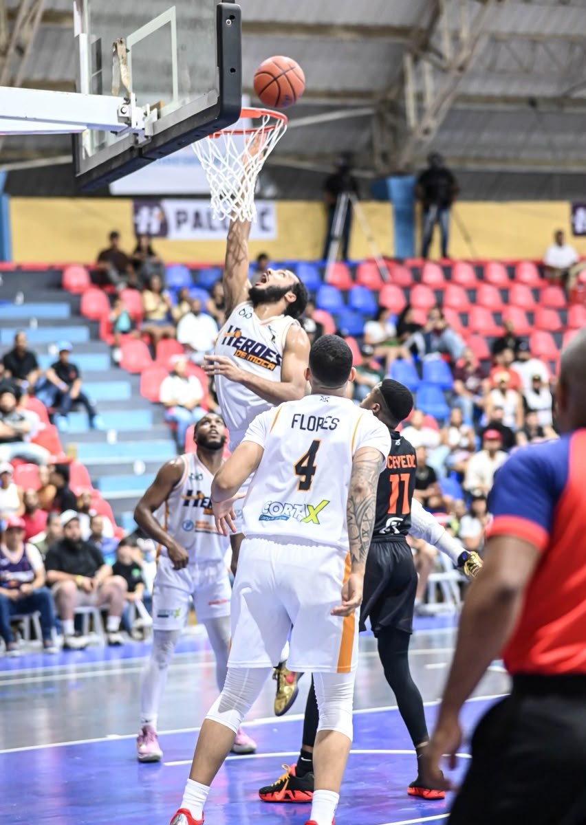 Héroes de Moca Acceden a Semifinales tras Dramática Victoria sobre Reales de La Vega en la LNB