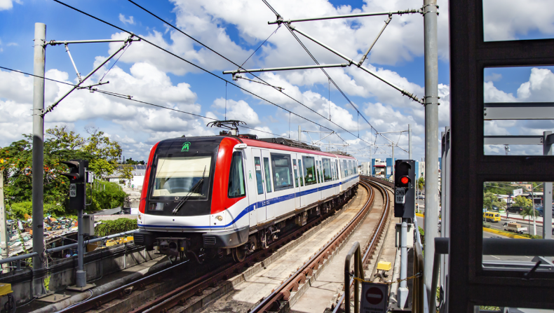 El Metro de Santo Domingo reanuda operaciones tras revisión post-sismo en República Dominicana