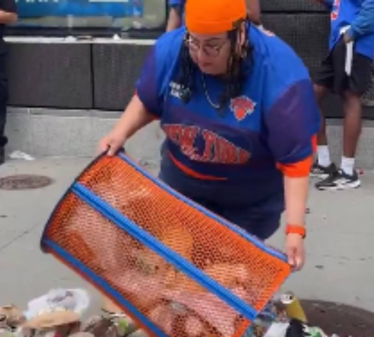 Nueva York realiza sorteo de papeleras temáticas de los Knicks tras incidente viral de robo