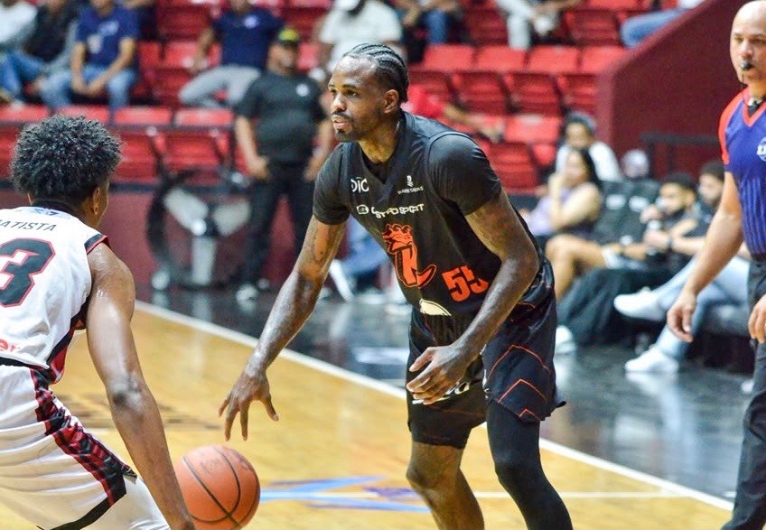 Los Reales de La Vega Superan a los Gigantes con Canasta Clave de Rey Abad en la LNB