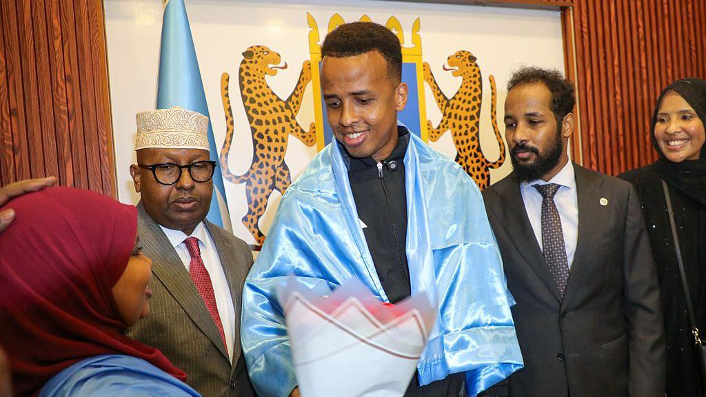 Árbitro Somalí Recibido como Héroe Tras Negación de Entrada a EE. UU. para el Mundial