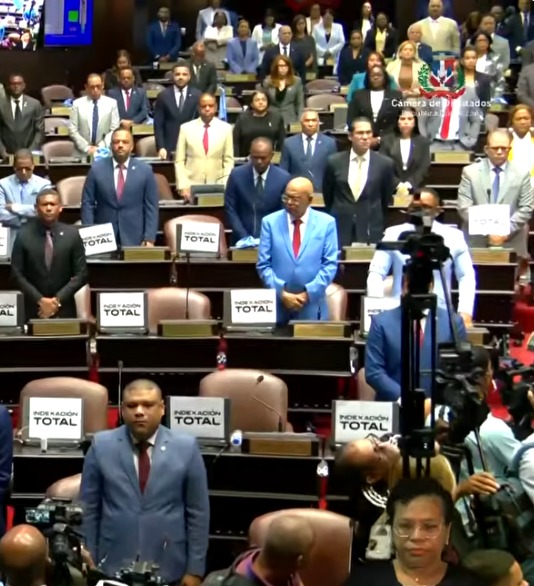 La Cámara de Diputados Honra la Memoria de Álex Bueno con Minuto de Silencio