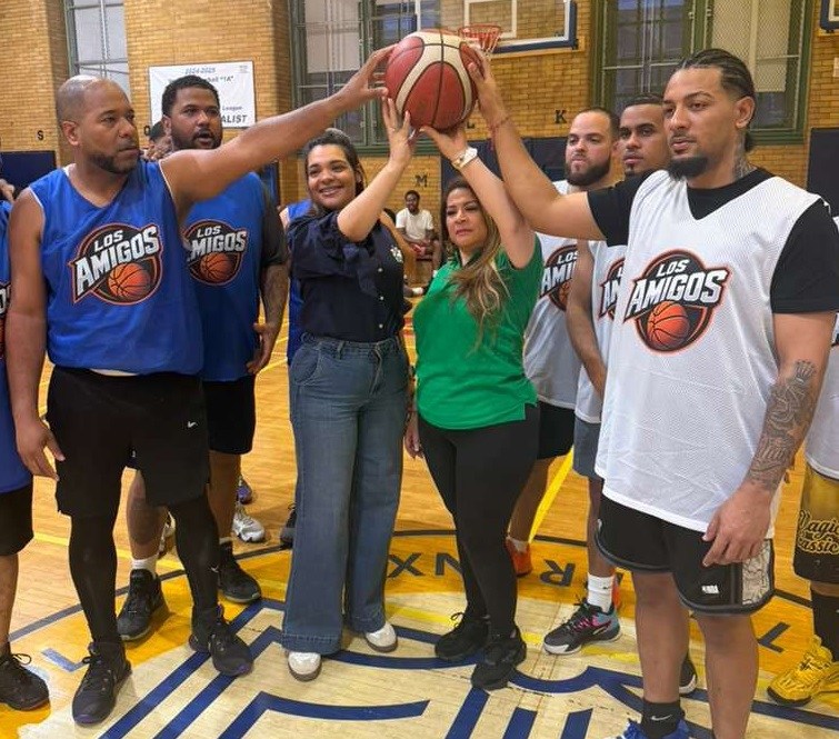 Fuerza del Pueblo Dona Indumentaria Deportiva a la Liga de Baloncesto Los Amigos en Nueva York