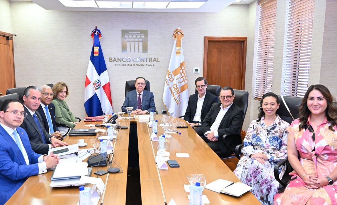 Valdez Albizu Sostuvo Encuentro con Delegación Ejecutiva del Citibank