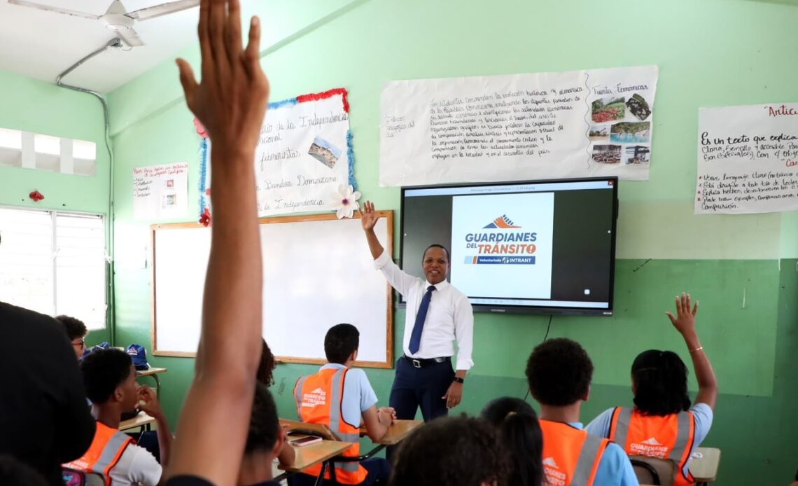 Fomentan la Educación Vial en Centros Educativos y Anuncian Beneficio para Estudiantes Graduados