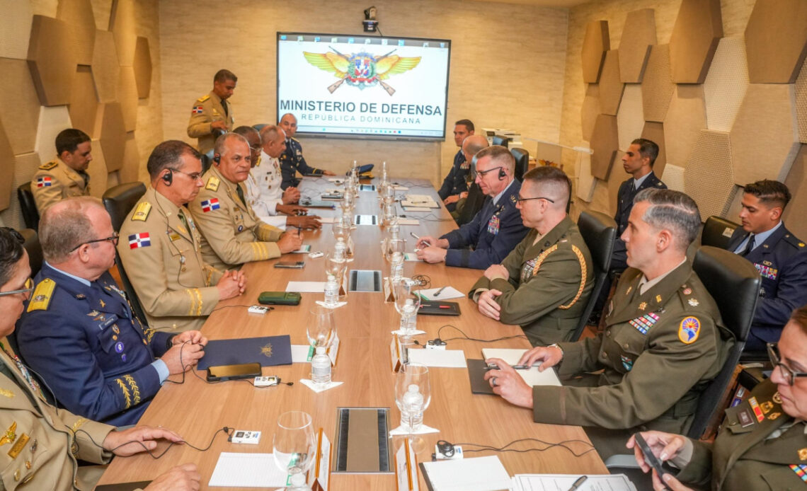 Ministro de Defensa Dominicana Recibe a Delegación del Comando Sur de EE. UU.