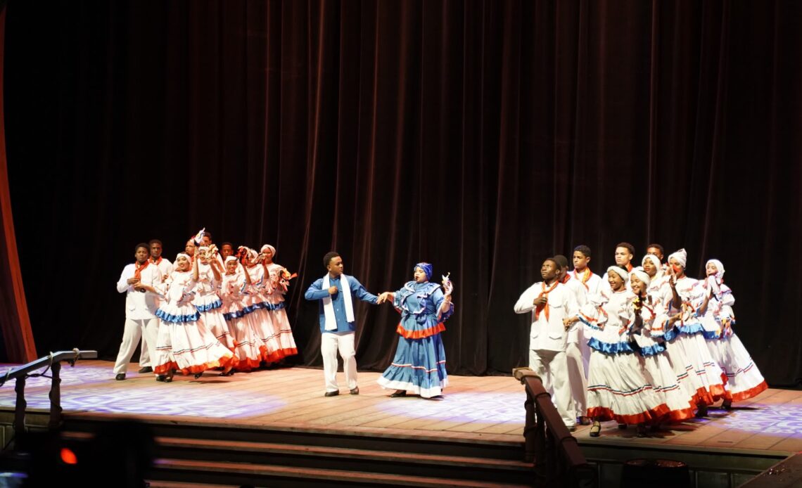 Estudiantes de Arte del MINERD Brillan en el Teatro Nacional con Muestra Anual