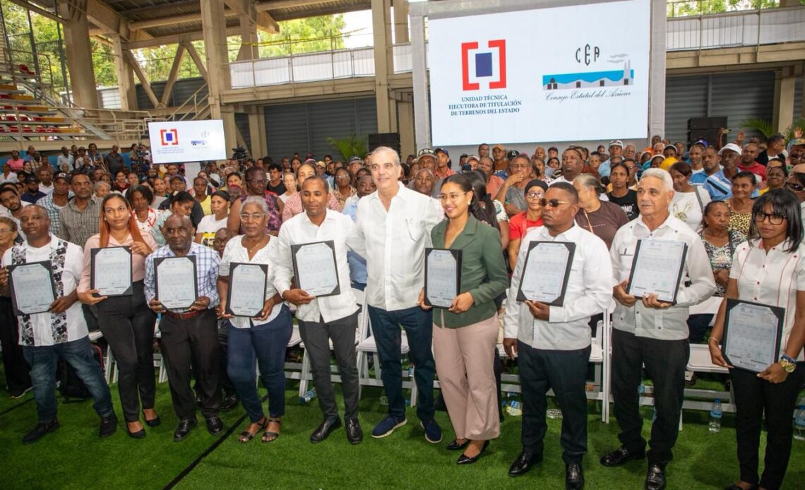 Presidente Abinader Otorga 1,099 Títulos de Propiedad, Beneficiando a Más de 4,000 Residentes en Santo Domingo