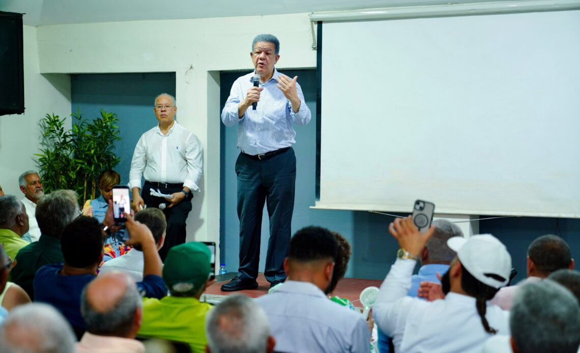 Leonel Fernández Demanda al Gobierno Reducir el Precio de los Combustibles Ante la Baja del Petróleo a 70 Dólares por Barril